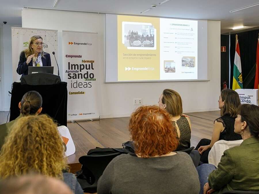 La consejera de Economía, Innovación, Empresa y Trabajo Autónomo, Belinda León, en la presentación del proyecto retorno rural