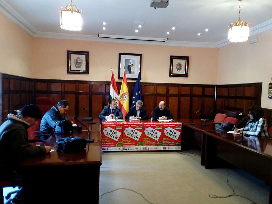 El gerente de la ADER, Javier Ureña; el alcalde de Santo Domingo de la Calzada, Agustín García, y el presidente de Acioja, José María Fernández, presentación de la Feria de Stock de Santo Domingo