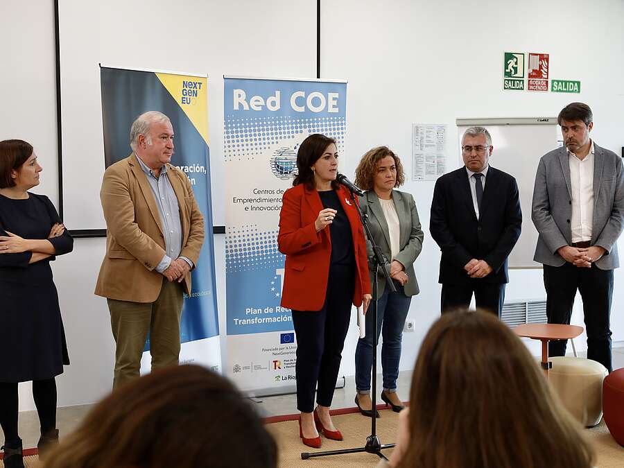 Concha Andreu, José Ángel Lacalzada, Beatriz Arraiz, Luis Alonso, Ignacio Arreche y Cristina Rodríguez inauguran las instalaciones del COE