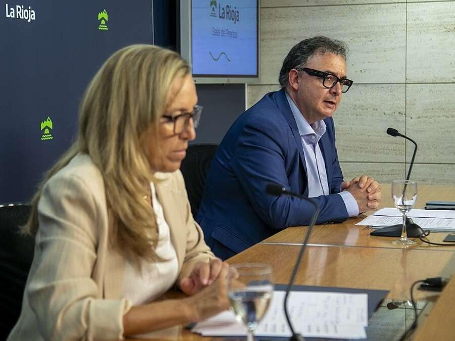 La consejera de Economía, Innovación, Empresa y Trabajo Autónomo, Belinda León y el gerente de ADER, Luis Pérez Echeguren, informan sobre las líneas de ayuda al comercio