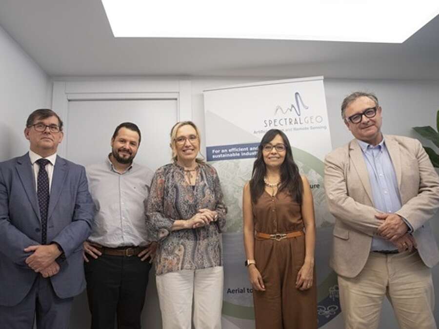 La consejera de Economía, Innovación, Empresa y Trabajo Autónomo, Belinda León, y el gerente de la ADER, Luis Pérez Echeguren, en la visita a las nuevas instalaciones de SpectralGeo en Logroño