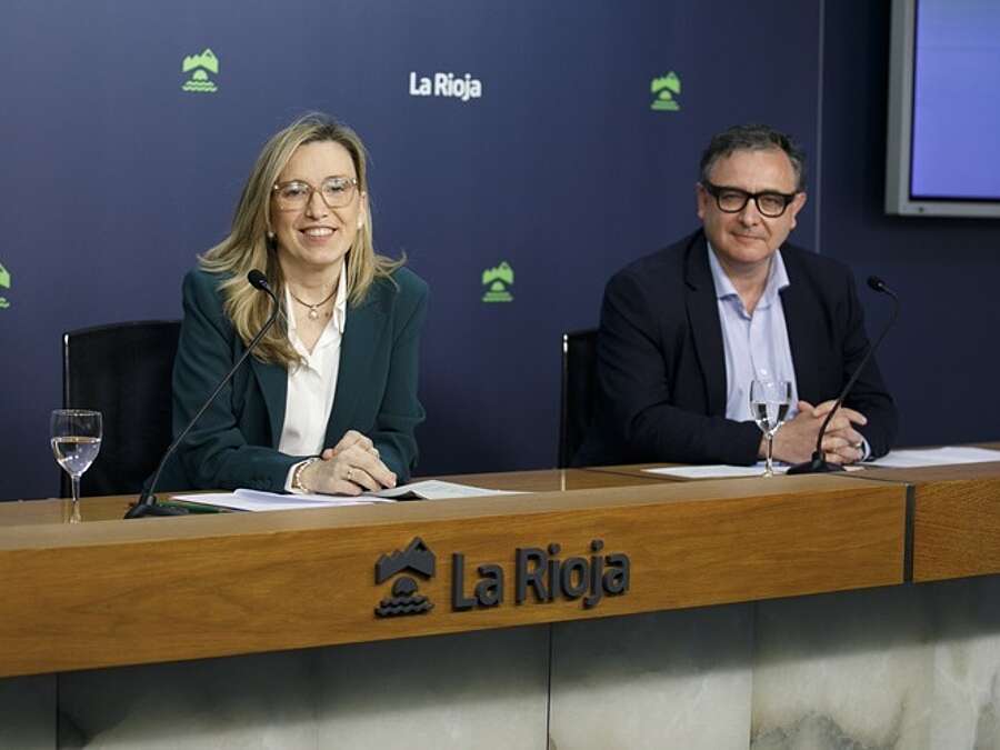 La consejera de Economía, Innovación, Empresa y Trabajo Autónomo, Belinda León, y el gerente de la ADER, Luis Pérez Echeguren, presentan las nuevas convocatorias de ADER