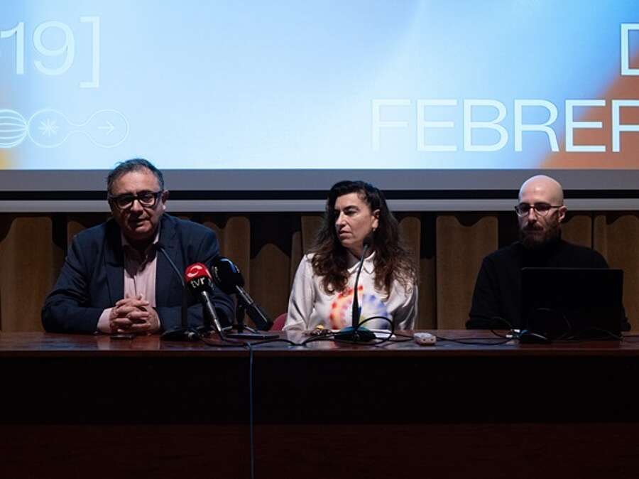 El gerente de la ADER, Luis Pérez Echeguren, la directora de la Esdir, Mónica Yoldi, y el jefe de estudios adjunto, Javier González, en la presentación de las Jornadas de Diseño