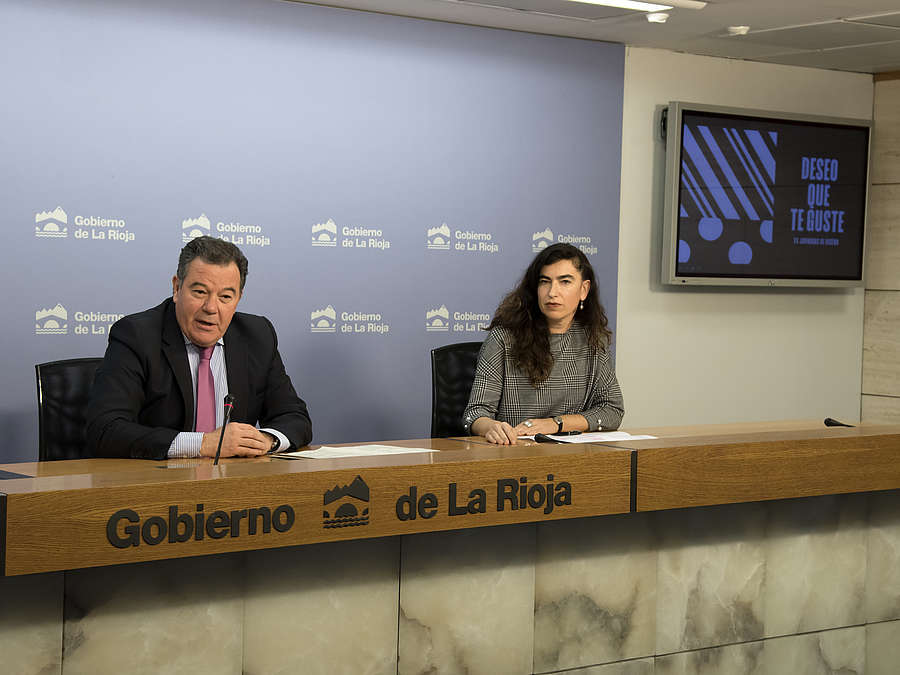 El gerente de la ADER, Javier Ureña, y la directora de la Escuela de Diseño de La Rioja, Mónica Yoldi, presentan la XXIV Edición de las Jornadas de Diseño. 