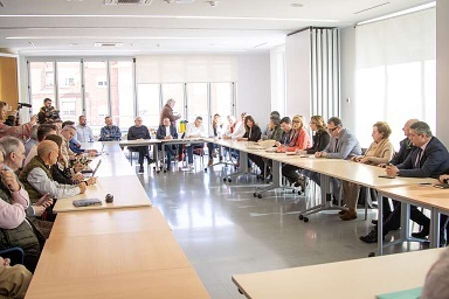 Representantes del Gobierno de La Rioja y Ayuntamiento de Calahorra, en el encuentro con el sector empresarial de Calahorra