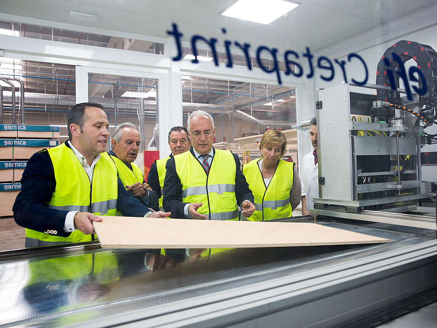 El presidente de la Comunidad de La Rioja, José Ignacio Ceniceros, visita las instalaciones de la empresa Garnica. 