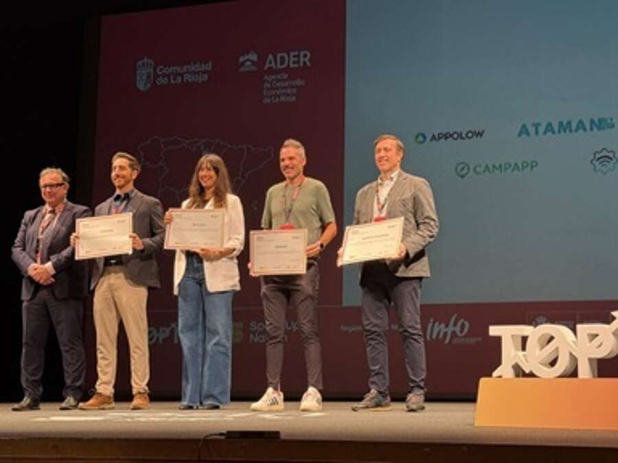 Empresas riojanas junto con el gerente de ADER, Luis Pérez Echeguren, en la gala TOP 101