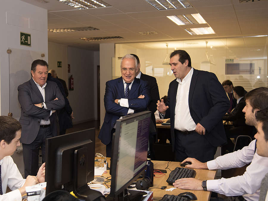 El presidente del Gobierno de La Rioja, José Ignacio Ceniceros, visita las instalaciones de la empresa Bosonit.