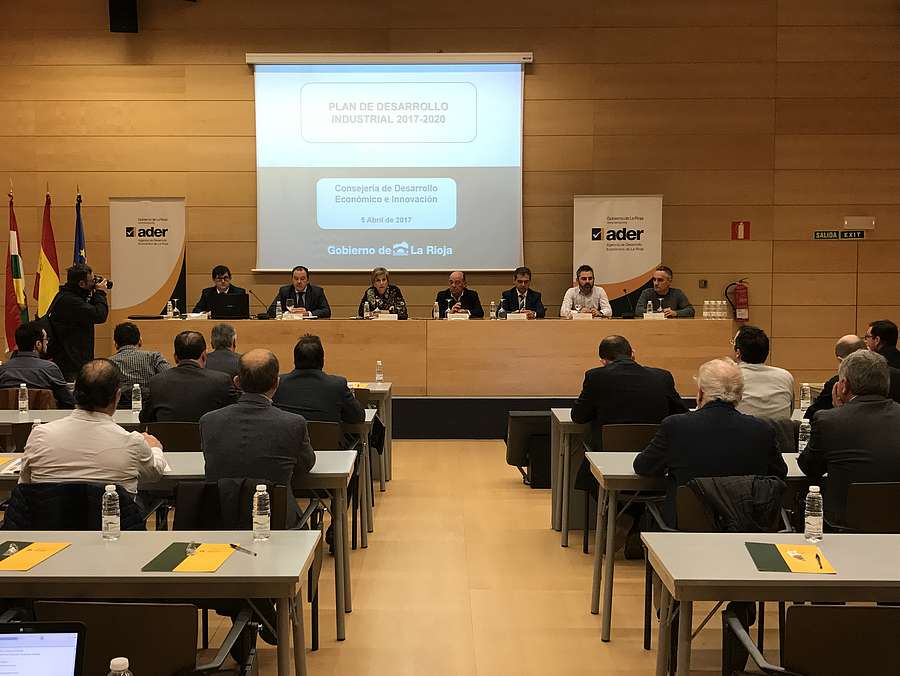 La consejera de Desarrollo Económico e Innovación, Leonor González Menorca, ha participado en el encuentro de presentación del Plan de Desarrollo Industrial a los miembros de la Oficina de Asuntos Económicos 