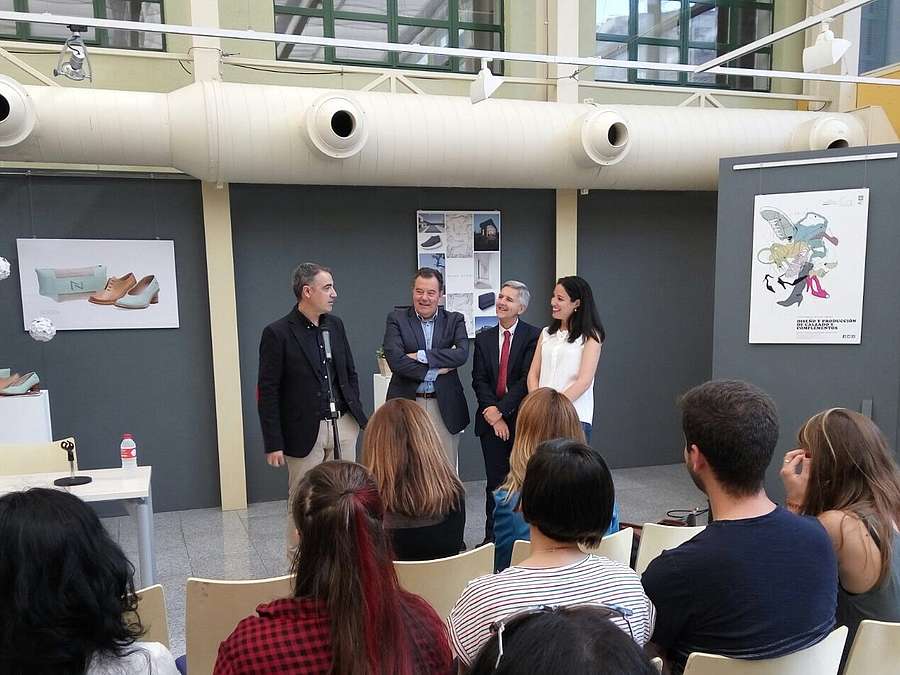 El gerente de la ADER, Javier Ureña, ha participado en la inauguración de la exposición de trabajos de fin de curso realizados por los alumnos del Ciclo Superior de Diseño IES Virgen de Vico de Arnedo