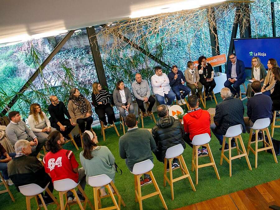 La consejera de Economía, Innovación, Empresa y Trabajo Autónomo, Belinda León y el gerente de ADER, Luis Pérez Echeguren, en el Encuentro Motivacional de Emprendedores e Innovadores 