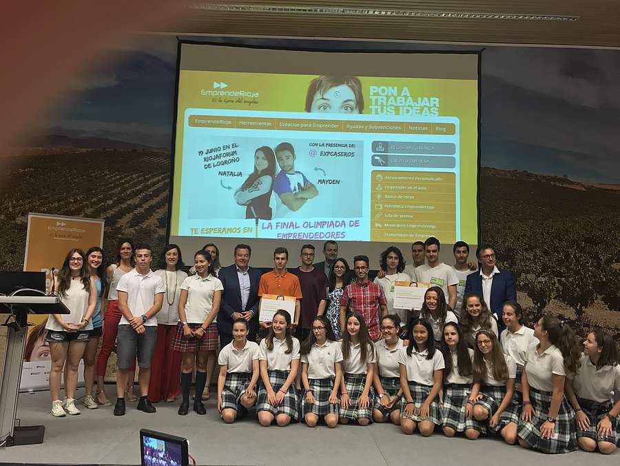 El gerente de la ADER, Javier Ureña y el director general de Educación, Miguel Ángel Fernández, participan en la entrega de premios de la IX Olimpiada de Emprendedores. 