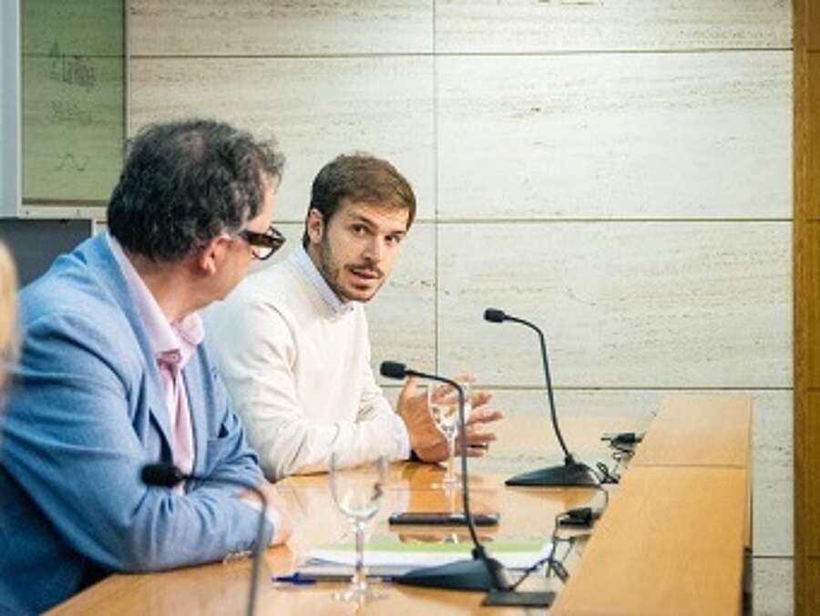 El gerente de la ADER, Luis Pérez Echeguren, y el socio fundador de la empresa DMillennial Rural Proyects, Pablo Gómez, en la presentación de Europa más Cerca