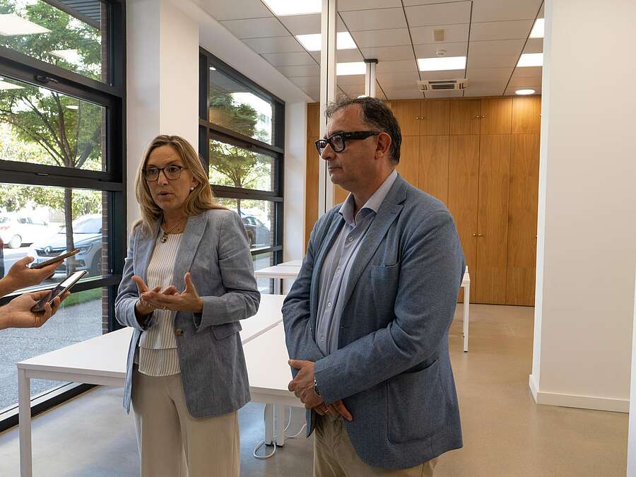 La consejera de Economía, Innovación, Empresa y Trabajo Autónomo, Belinda León y el gerente de ADER, Luis Pérez Echeguren, en las instalaciones de un nuevo vivero de empresas