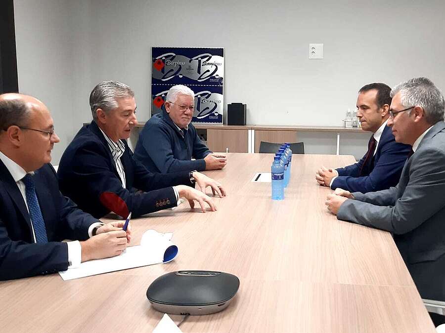 El consejero de Desarrollo Autonómico, José Ángel Lacalzada y el alcalde de Nájera, Jonás Olarte, en la visita a Barpimo