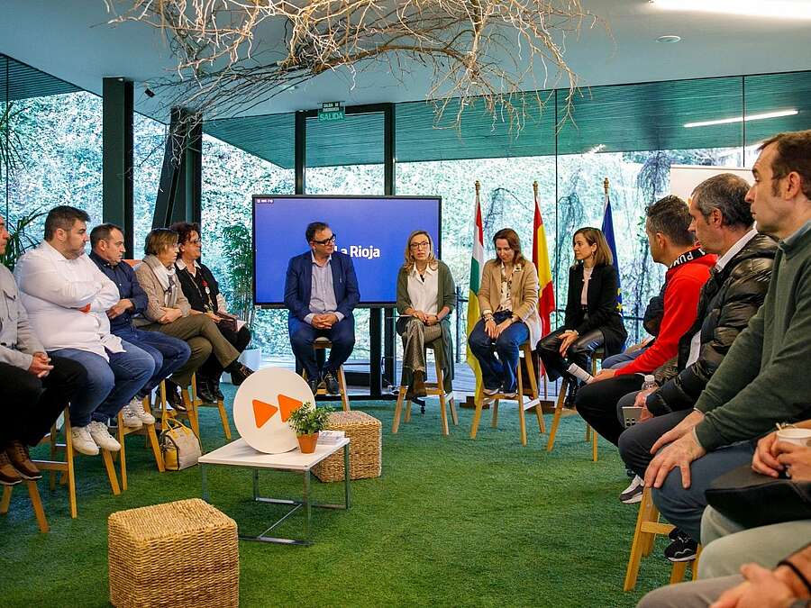 La consejera de Economía, Innovación, Empresa y Trabajo Autónomo, Belinda León y el gerente de ADER, Luis Pérez Echeguren, en el Encuentro Motivacional de Emprendedores e Innovadores 